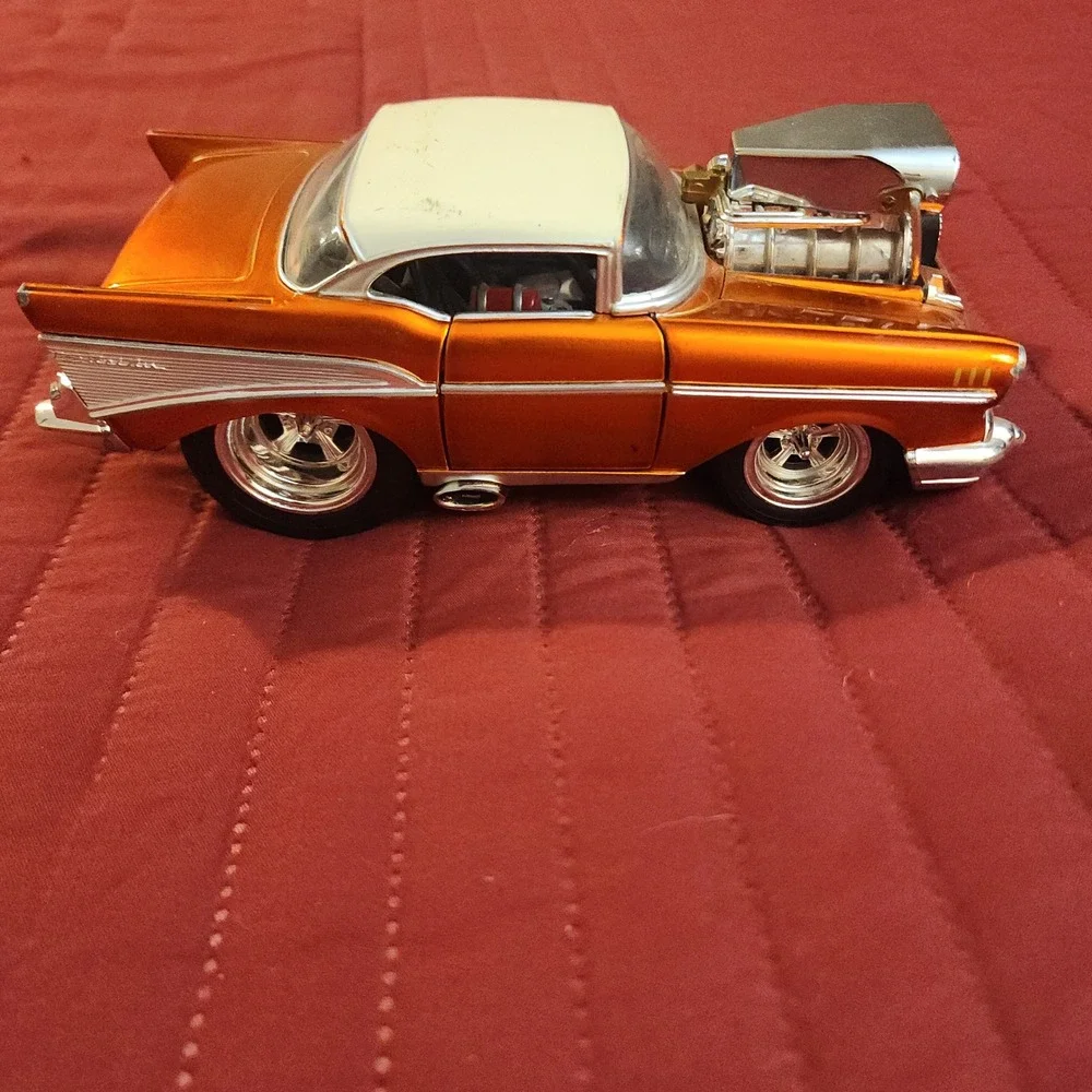 Muscle Machines 1957 Chevy 1:24 Diecast Hot Rod Orange Metallic Funline 57 Chevy